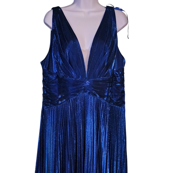 Mac Duggal Plunge Neck Pleated Metallic Gown in Sapphire Size 16 - Picture 6 of 12
